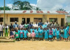 Prolongation rentrée scolaire 2024 – L’honorable Jonathan engamba donne du sourire aux jeunes de Yemvak