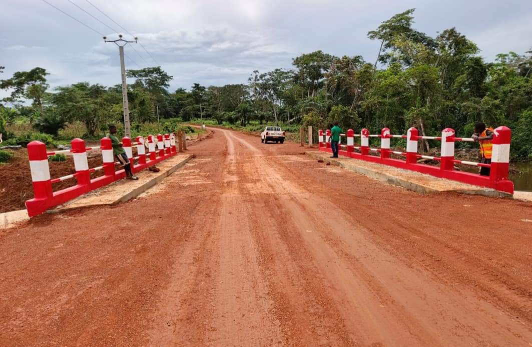 La construction du pont sur la rivière Koume est achevée